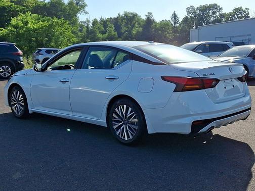Pearl White Tricoat 2024 Nissan Altima 2.5 SV