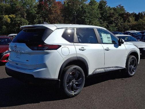 Everest White Pearl Tricoat 2027 Nissan Rogue SV