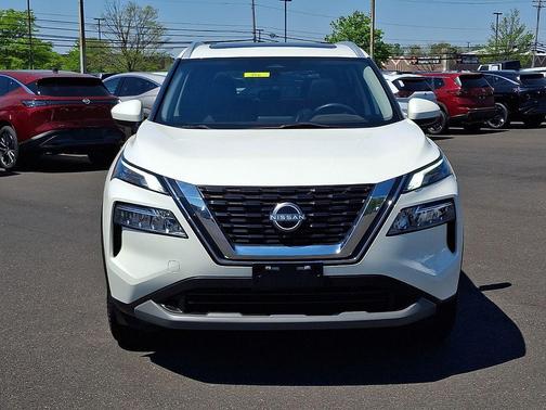 Pearl White Tricoat 2023 Nissan Rogue SV