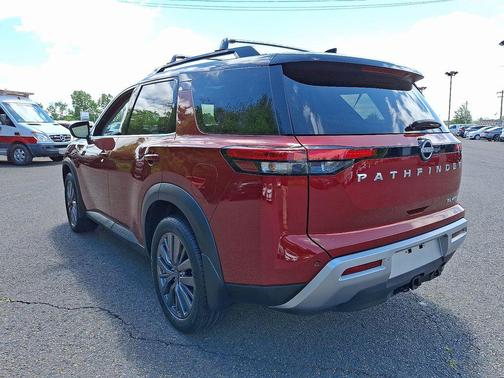 2023 Nissan Pathfinder SL 4WD
