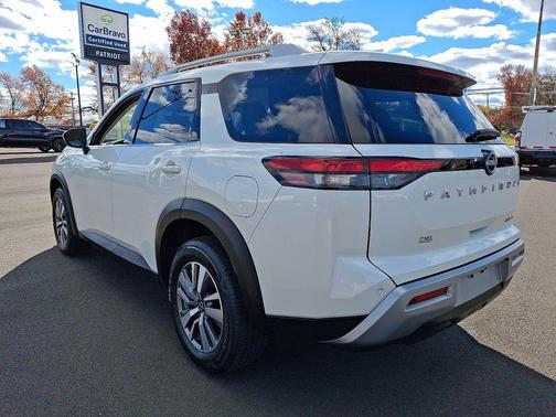 2023 Nissan Pathfinder SL 4WD