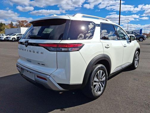 2023 Nissan Pathfinder SL 4WD