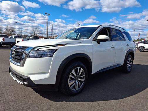 2023 Nissan Pathfinder SL 4WD