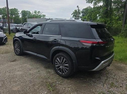 Super Black 2023 Nissan Pathfinder SL 4WD