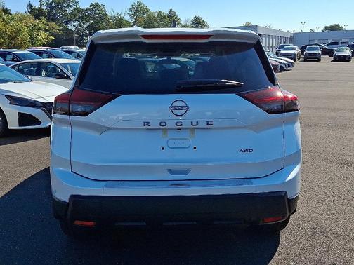 Everest White Pearl Tricoat 2027 Nissan Rogue SV