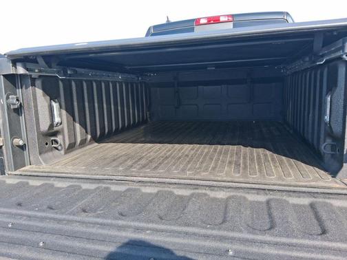 Brilliant Black Crystal Pearlcoat 2017 RAM 1500 Night Crew Cab 4x4 5'7' Box