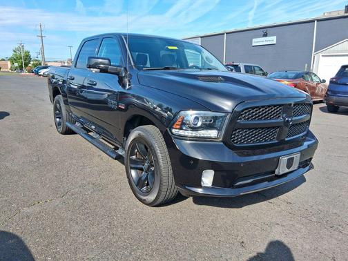 Brilliant Black Crystal Pearlcoat 2017 RAM 1500 Night Crew Cab 4x4 5'7' Box