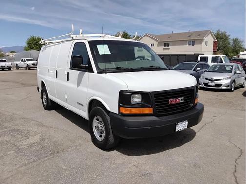 White 2005 GMC Savana 3500 Base