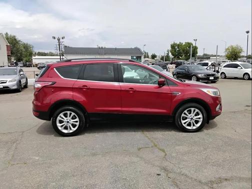 Red 2018 Ford Escape SE