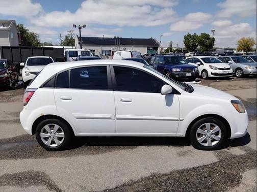 White 2010 Kia Rio5 LX