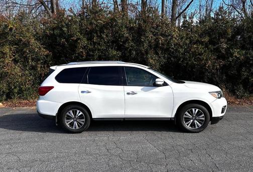 2017 Nissan Pathfinder SV