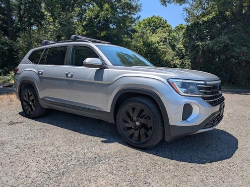 Silver Bird Metallic 2024 Volkswagen Atlas 2.0T SE