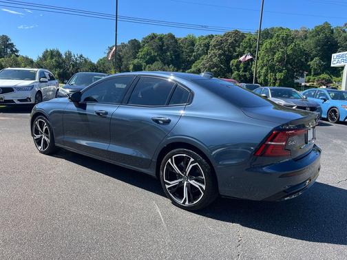 2024 Volvo S60 B5 Plus Dark Theme