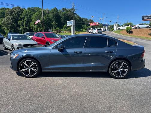2024 Volvo S60 B5 Plus Dark Theme