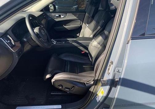 2023 Volvo XC60 B5 Ultimate Dark Theme