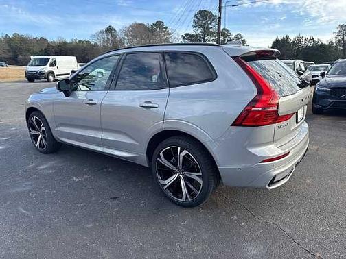 2023 Volvo XC60 B5 Ultimate Dark Theme