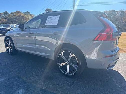 2024 Volvo XC60 B5 Ultimate Dark Theme