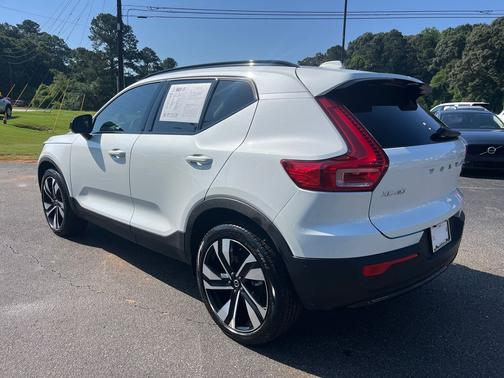 2023 Volvo XC40 B5 Plus Dark Theme
