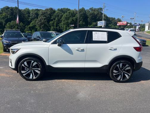 2023 Volvo XC40 B5 Plus Dark Theme