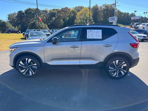 2025 Volvo XC40 B5 Plus Dark Theme