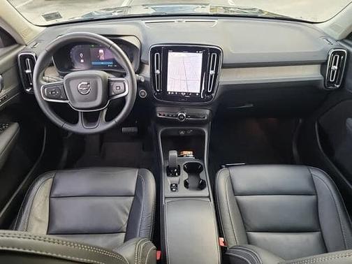 2023 Volvo XC40 Core