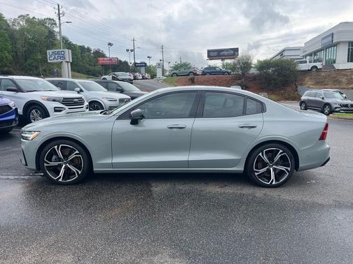 2024 Volvo S60 B5 Plus Dark Theme