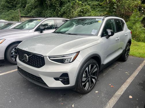 2025 Volvo XC40 B5 Plus Dark Theme