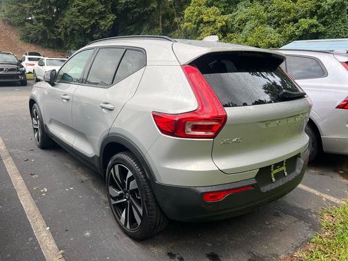 2025 Volvo XC40 B5 Plus Dark Theme