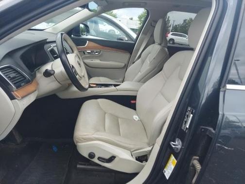2022 Volvo XC90 T6 Momentum