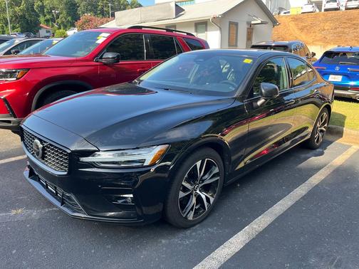 2024 Volvo S60 B5 Plus Dark Theme