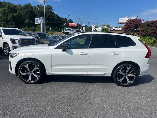 2022 Volvo XC60 B5 R-Design