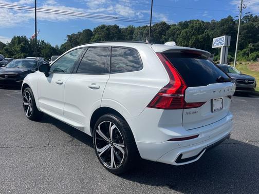 2022 Volvo XC60 B5 R-Design