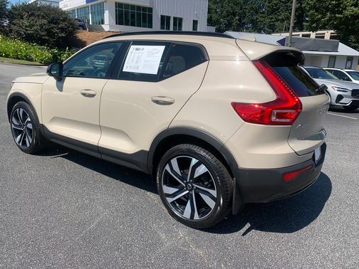2025 Volvo XC40 B5 Plus Dark Theme