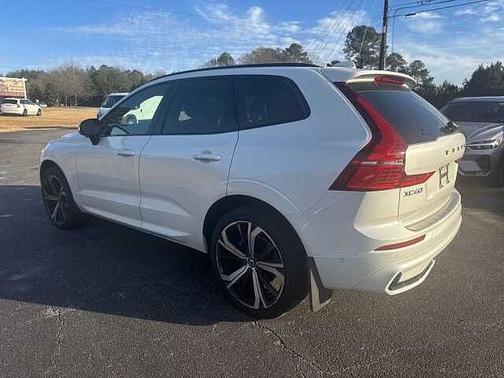 2023 Volvo XC60 B5 Ultimate Dark Theme