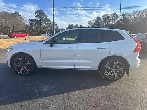 2023 Volvo XC60 B5 Ultimate Dark Theme