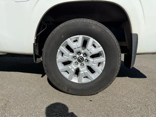 Glacier White 2023 Nissan Frontier SV