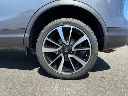 Gun Metallic 2018 Nissan Rogue Sport SL