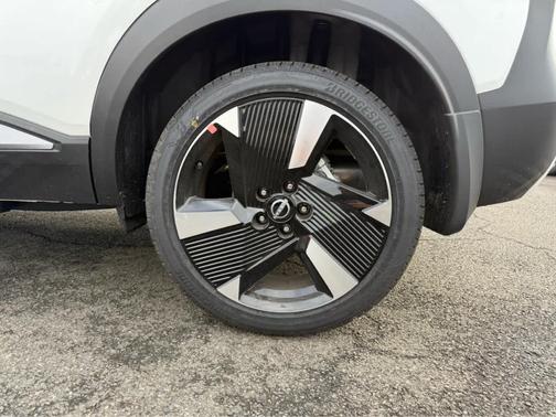 Aspen White Tri 2026 Nissan Kicks SR