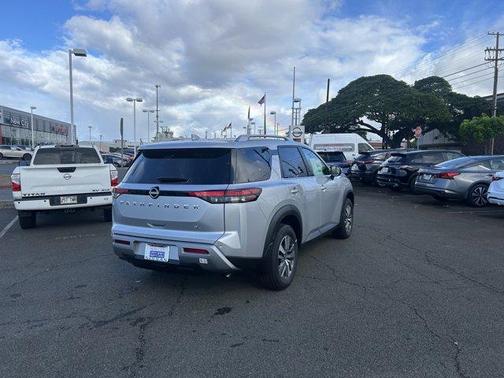 2025 Nissan Pathfinder SL