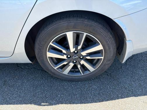 Brilliant Silver Metallic 2024 Nissan Versa S