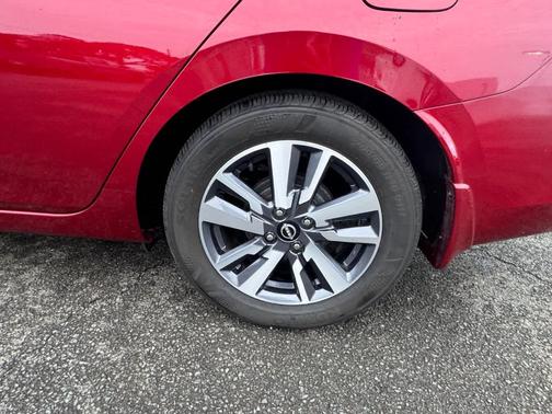 Scarlet Ember 2024 Nissan Versa 1.6 SV