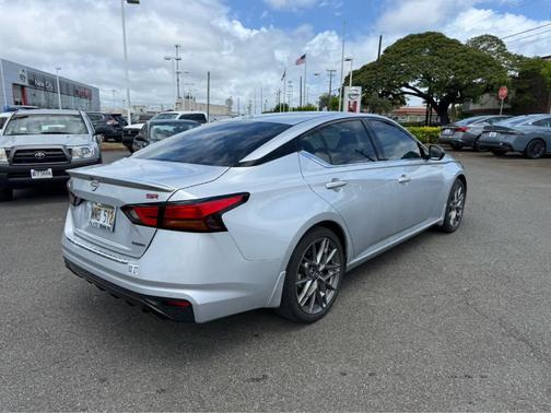 Brilliant Silver Metallic 2023 Nissan Altima 2.0 SR