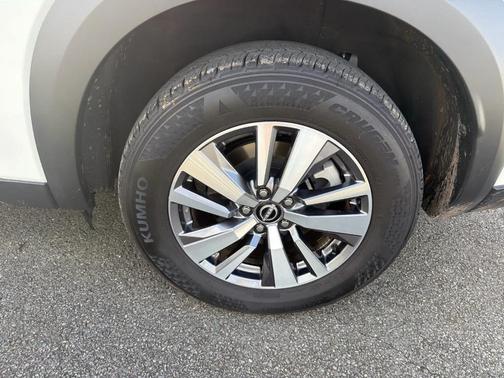 White 2023 Nissan Pathfinder SL