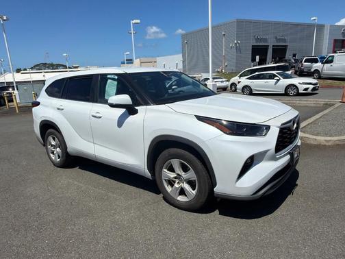White 2023 Toyota Highlander LE
