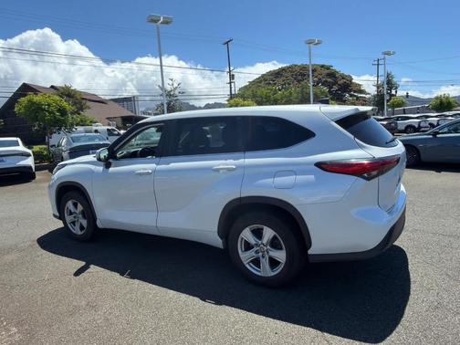 White 2023 Toyota Highlander LE