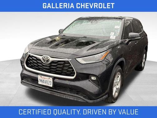 Midnight Black Metallic 2022 Toyota Highlander LE