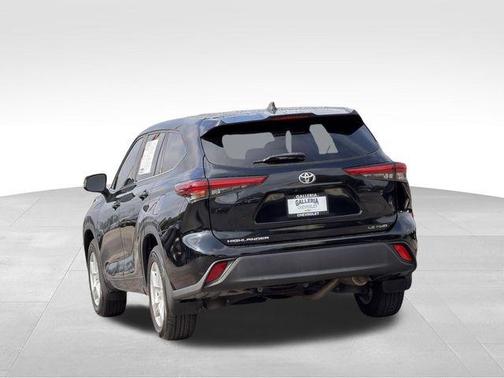 Midnight Black Metallic 2022 Toyota Highlander LE