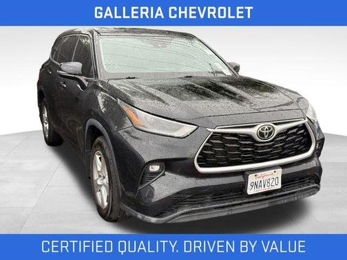 Midnight Black Metallic 2022 Toyota Highlander LE