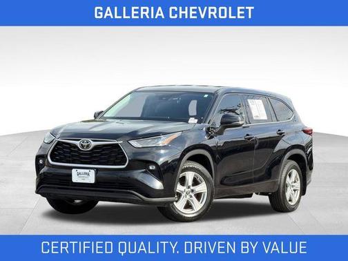 Midnight Black Metallic 2022 Toyota Highlander LE