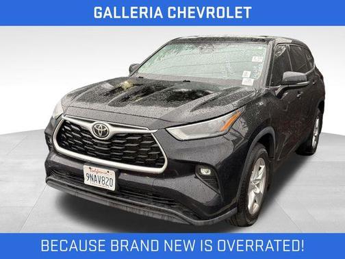 Midnight Black Metallic 2022 Toyota Highlander LE